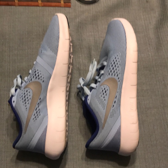 Blue Nike’s size 6y - Picture 2 of 4